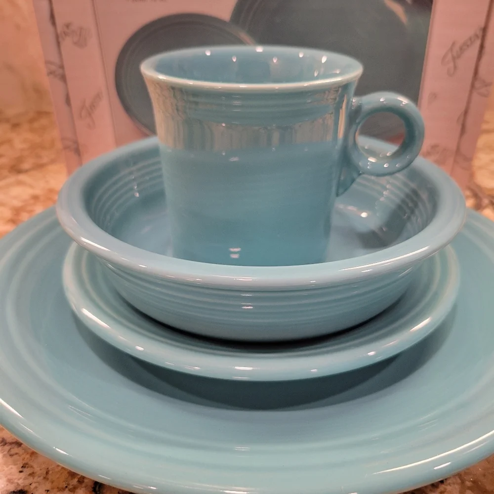 NIB Classic Rim 4 Piece Place Setting, Turquoise